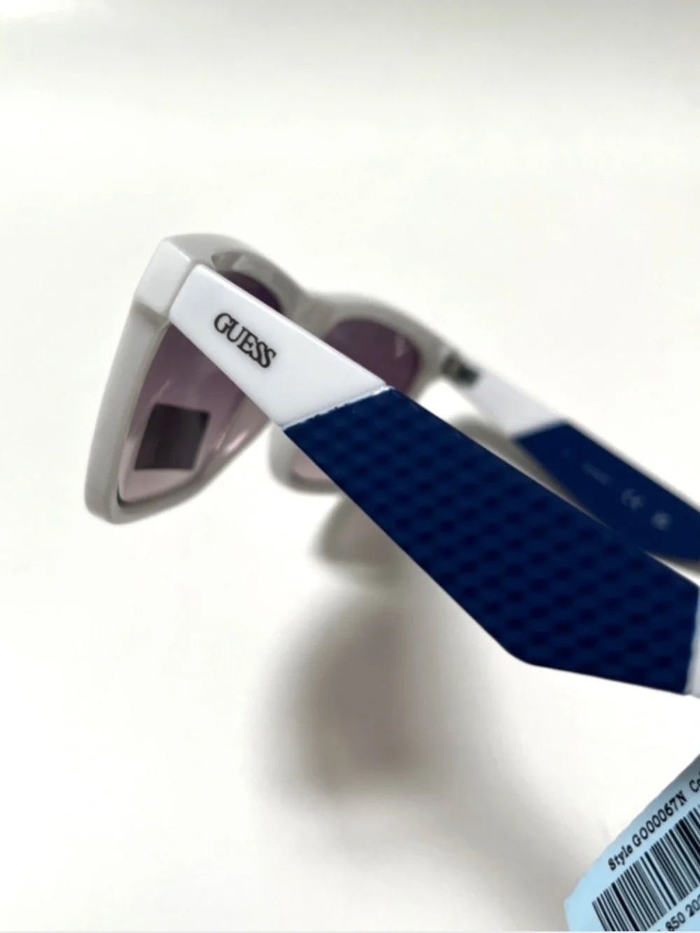 New GUESS Classic Sunglasses GO00067 Acetate White Iridescent Lens Blue Rubber